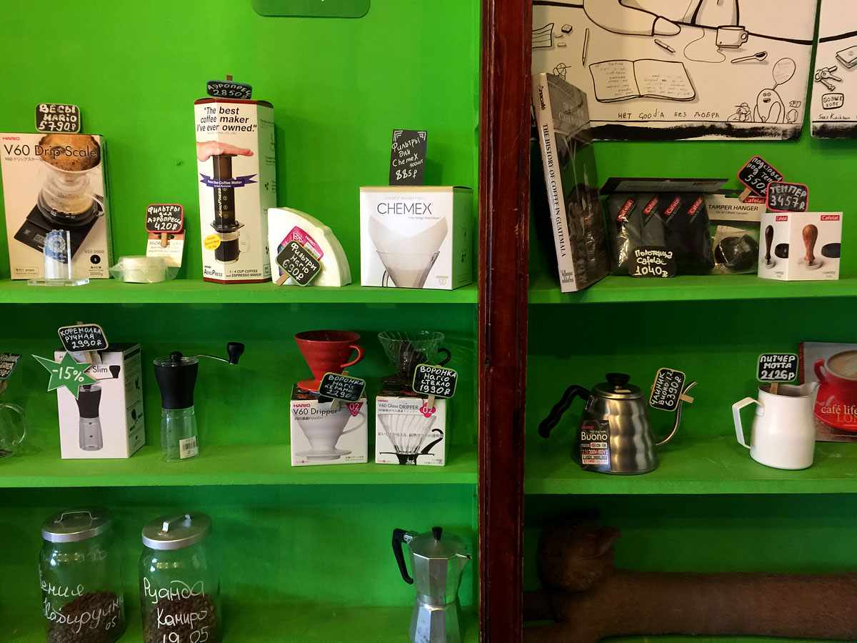 Кофейные гаджеты на полках в «Кофе на кухне»
